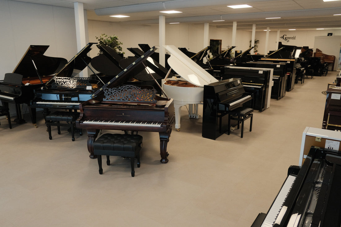 Showroom van Grosveld met vleugels en piano's naast elkaar